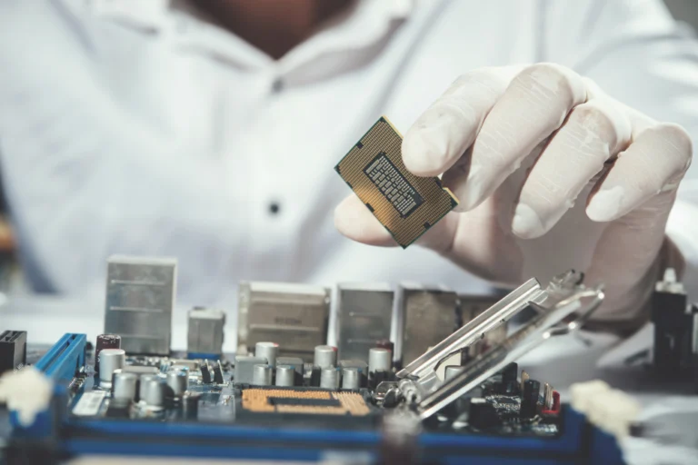 Técnico consertando hardware de computador