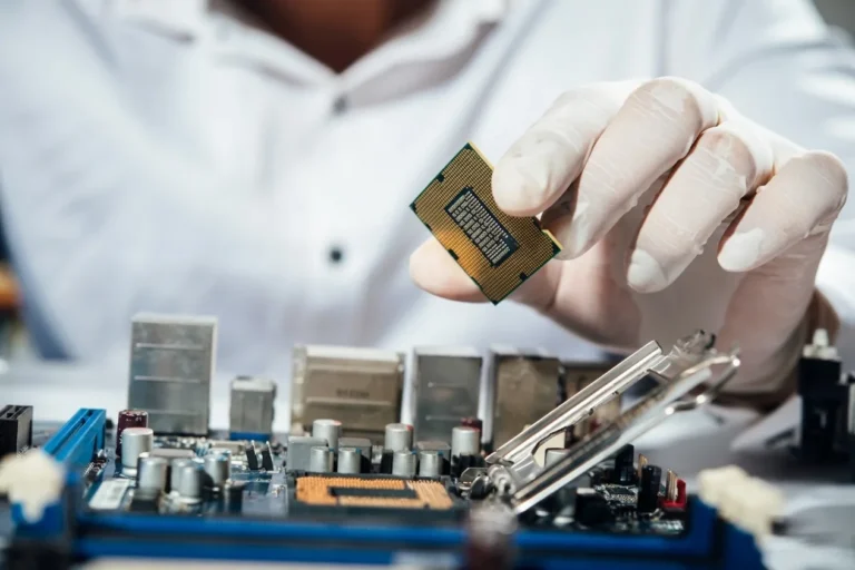 Técnico consertando hardware de computador